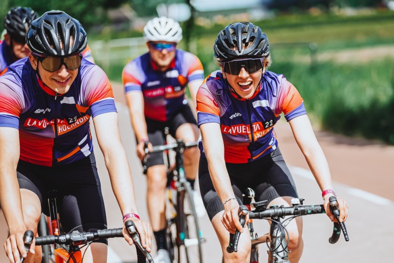 Wielrenners in een shirt van de Vuelta