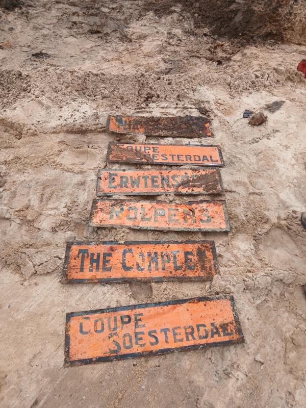 zandgrond met oude bordjes