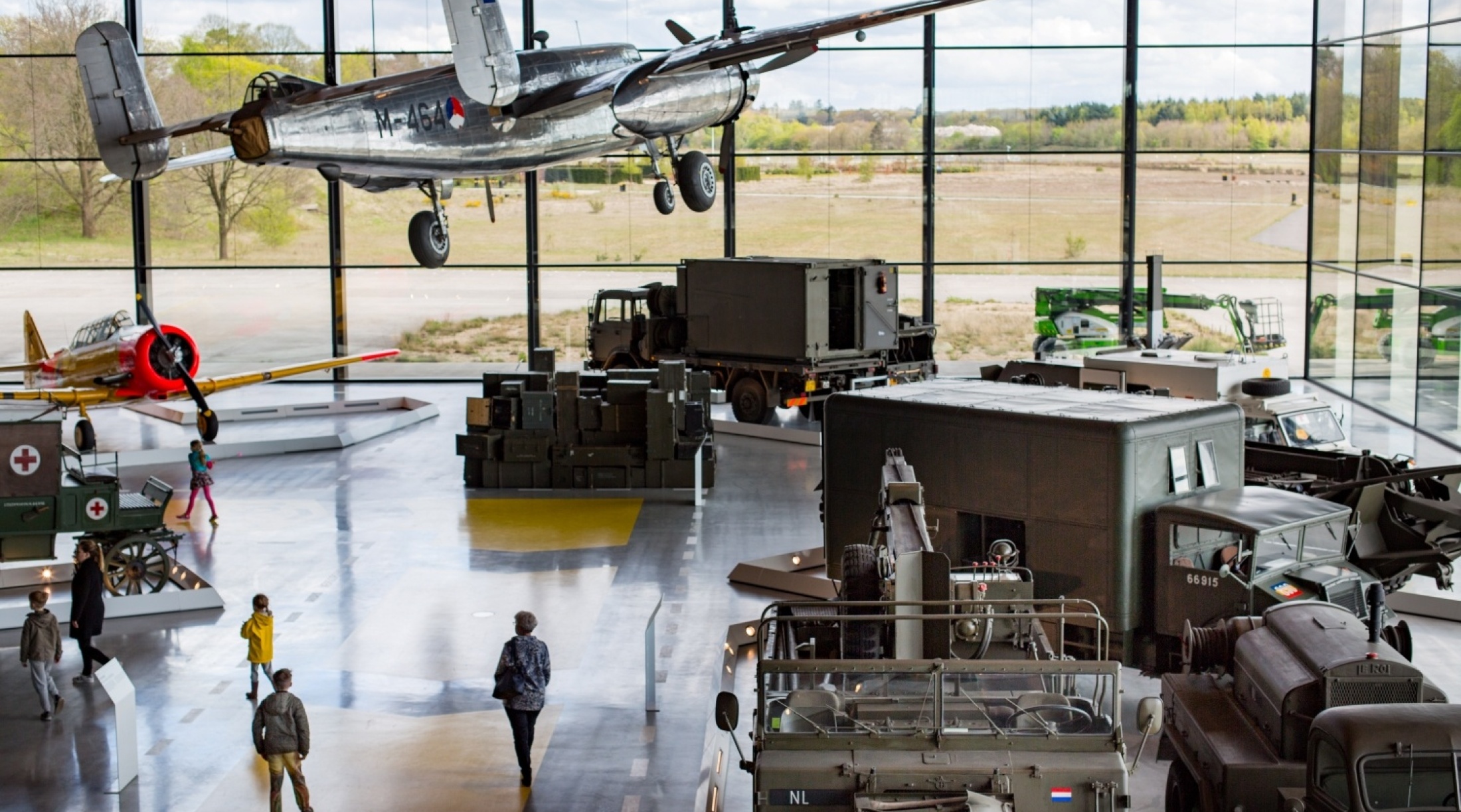 Vliegtuigen en militaire voertuigen in het Nationaal Militair Museum