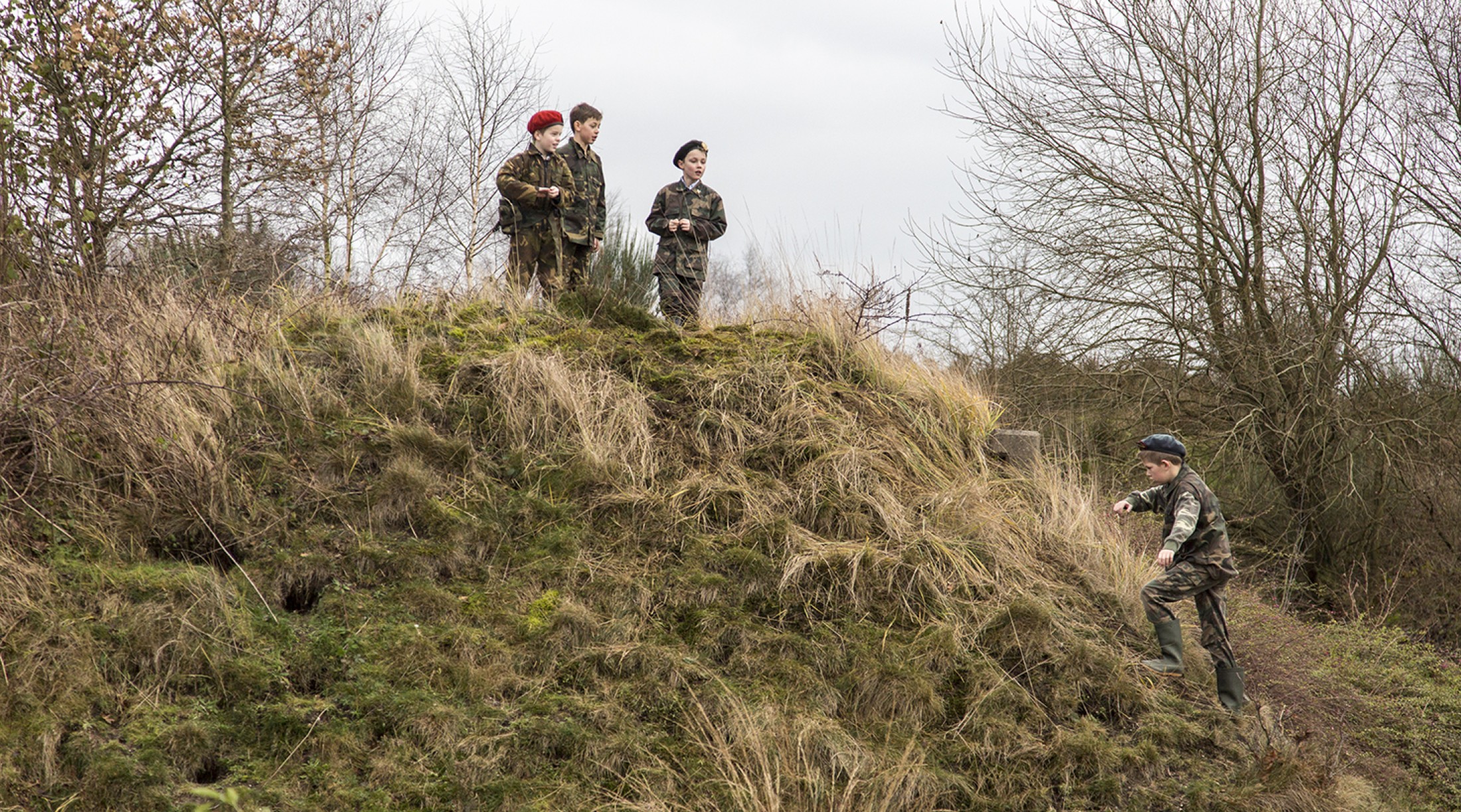 Kinderen op verkenning tijdens een wandeltocht