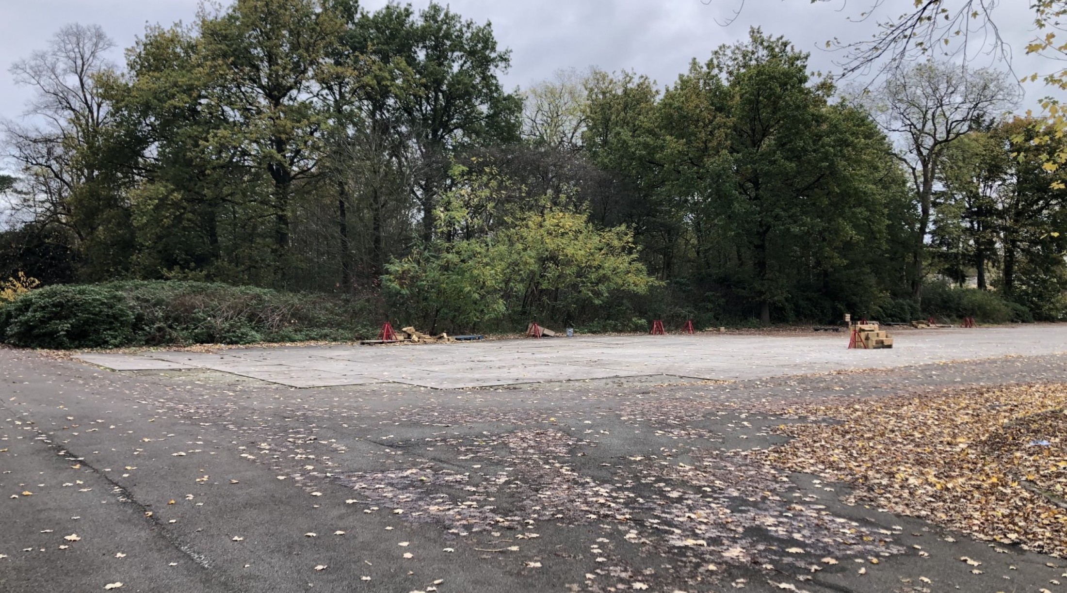 Grote stukken verharding op het terrein