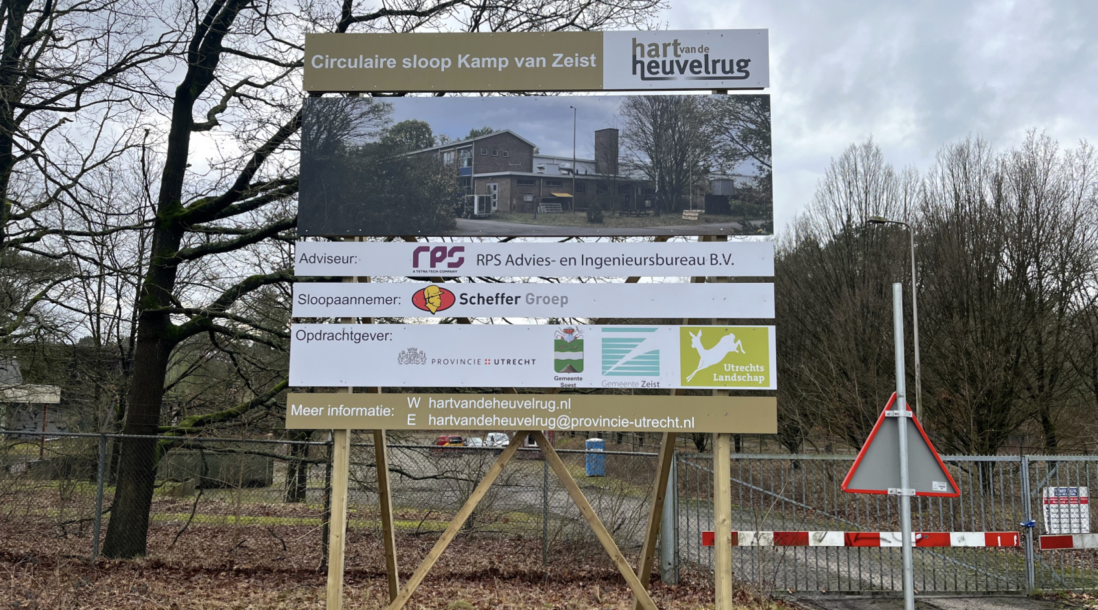 Bouwbord sloopwerkzaamheden bij terrein Kamp van Zeist